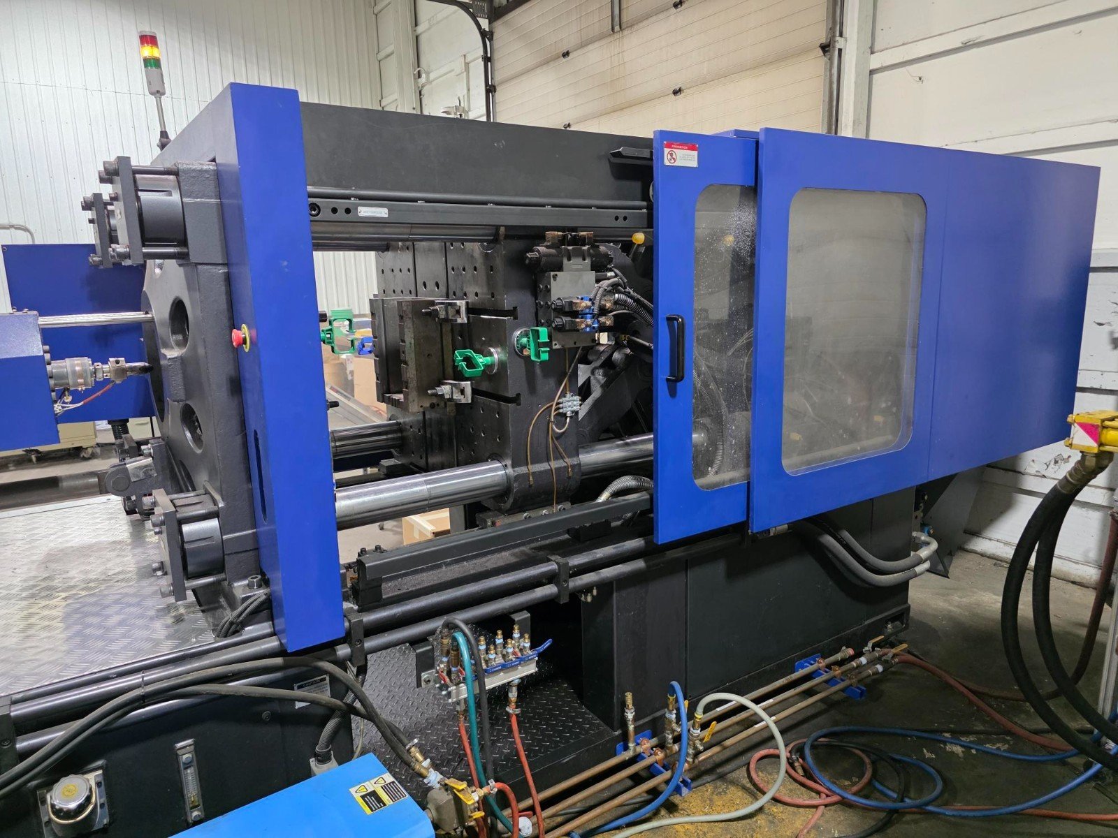 320 Ton, 45.4 oz Shot Log 320 S8 Injection Molder, 2018 – Very light use